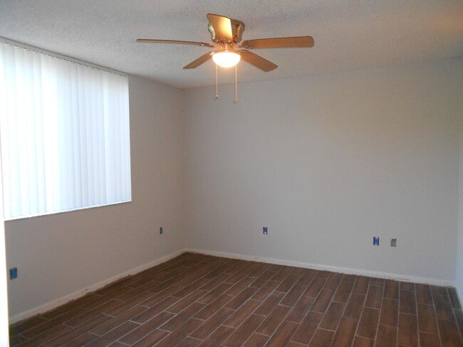 Foto del edificio - 300 Scotia Dr