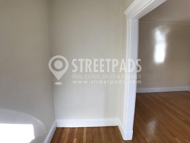 Building Photo - bedroom in Boston MA 02215