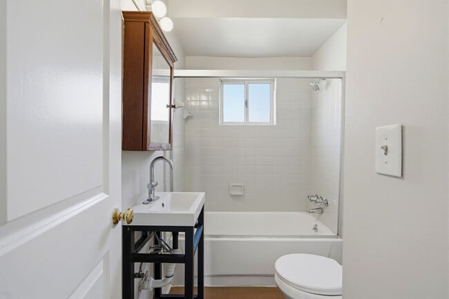 Building Photo - 1301 E Muir Ave