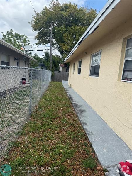 Building Photo - 2751 NW 14th Ct
