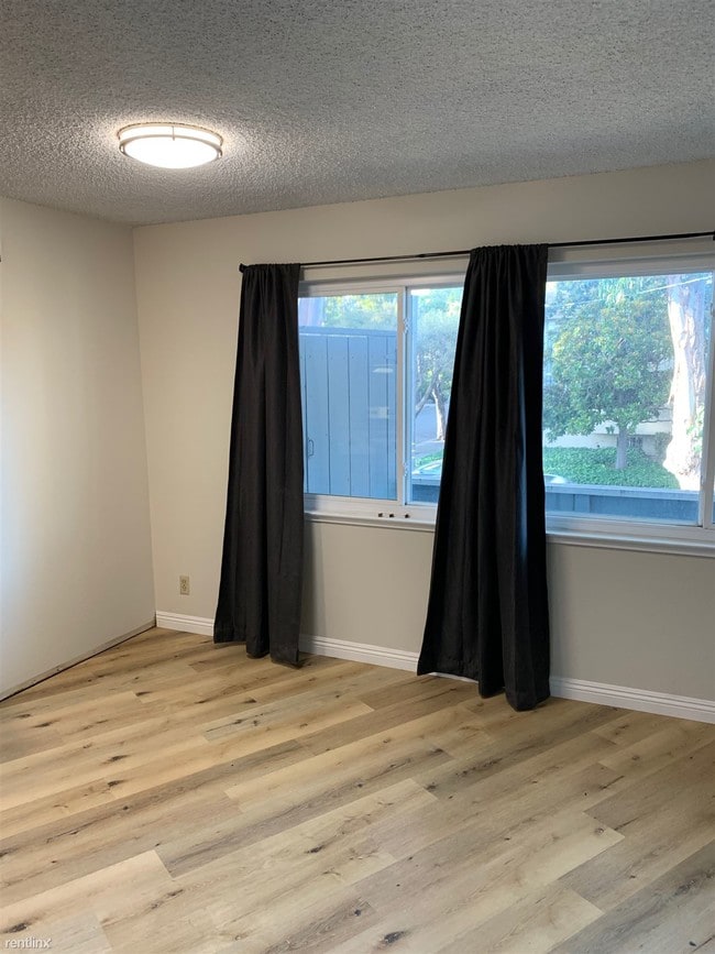 Building Photo - Studio, 1 bath  - 124 El Camino Real Apt 2