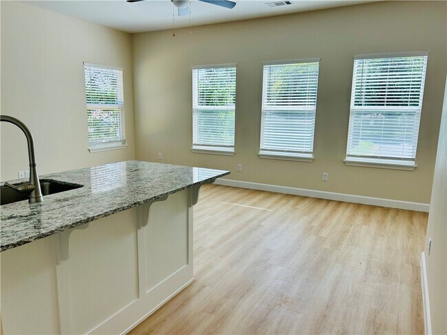 Building Photo - 708 E Johnson Ave