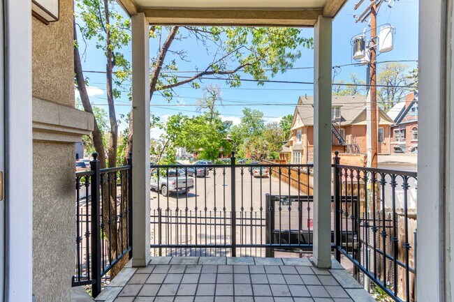 Foto del edificio - 2BD, 2BA City Park West Condo with 2 Garag...