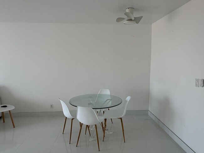 Foto del edificio - 3000 Riomar St