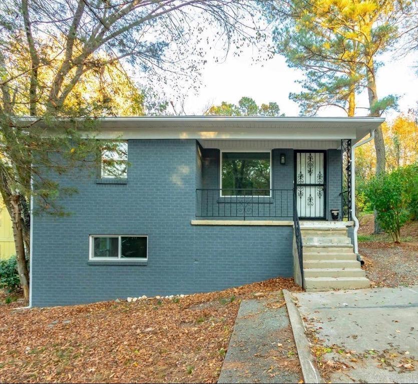 Primary Photo - 107 N Summit St