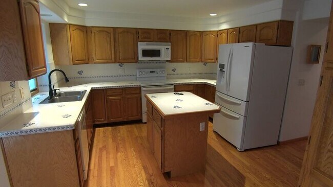 Building Photo - 3724 Stratford Ct