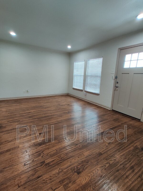 Foto del edificio - 2216 N Travis St