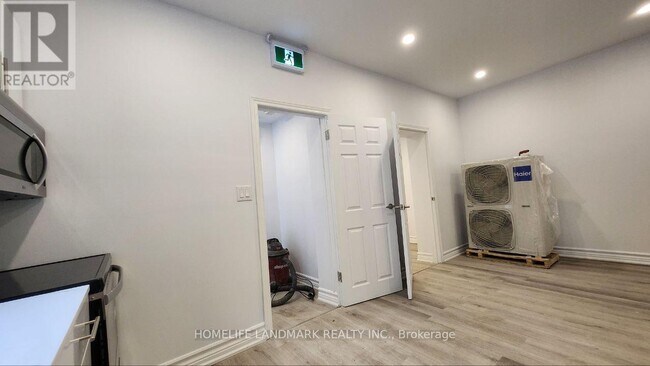 Building Photo - 325-325 Simcoe St S