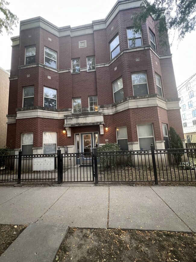 Building Photo - 1016 S Racine Ave