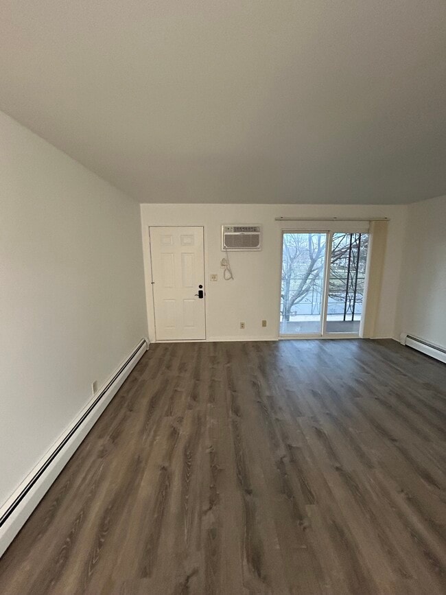 Building Photo - 1002 Main St