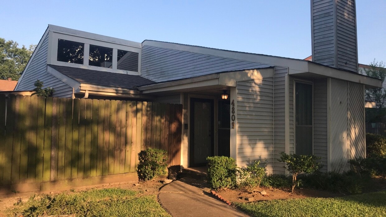 Foto principal - 4809 Oak Hollow St