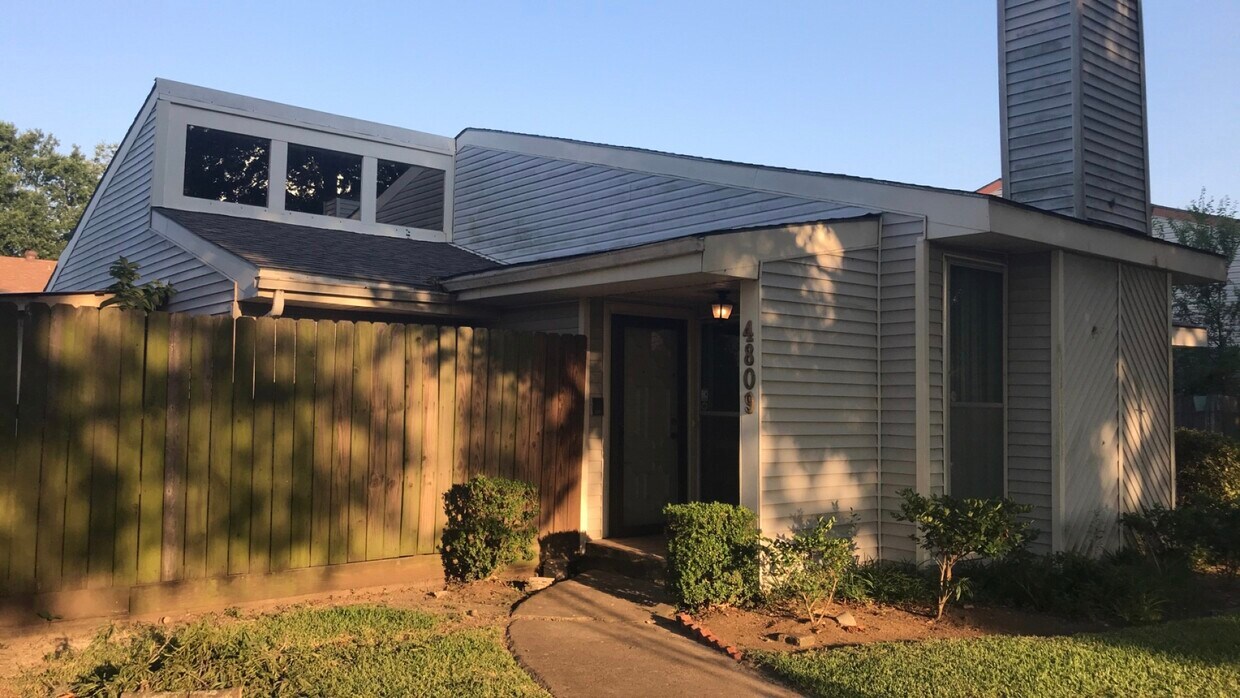 Primary Photo - 4809 Oak Hollow St