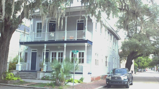 Building Photo - 302 W 40th St