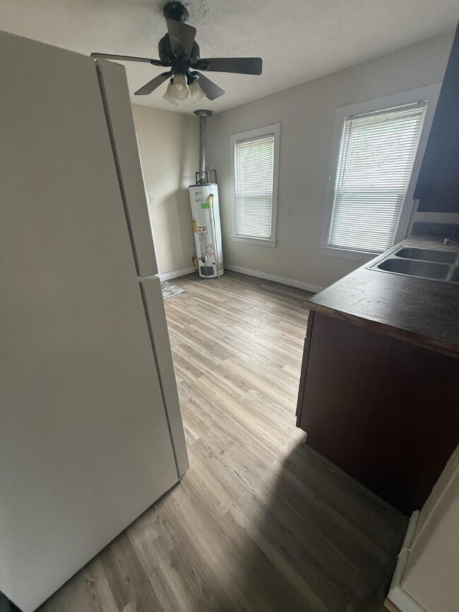 Foto del edificio - 2 bedroom, 1 bathroom house on W Kentucky Street