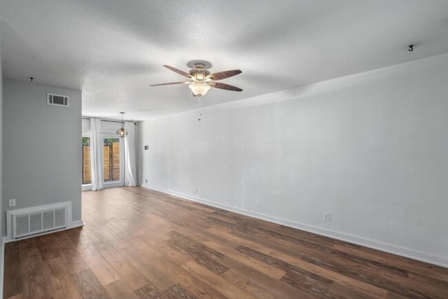 Foto del edificio - 6211 Manor Rd