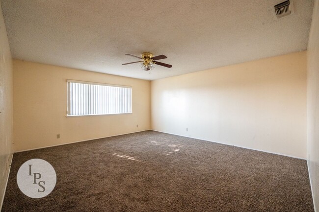 Building Photo - Kerman Westside Large 3 Bedroom Home, 1628...