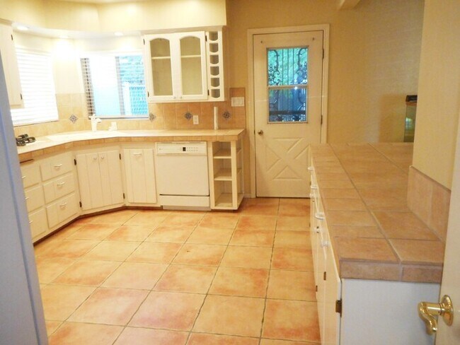 Building Photo - 924 H Street - 3 BD, 2 Ba, 1 Car Garage Ho...