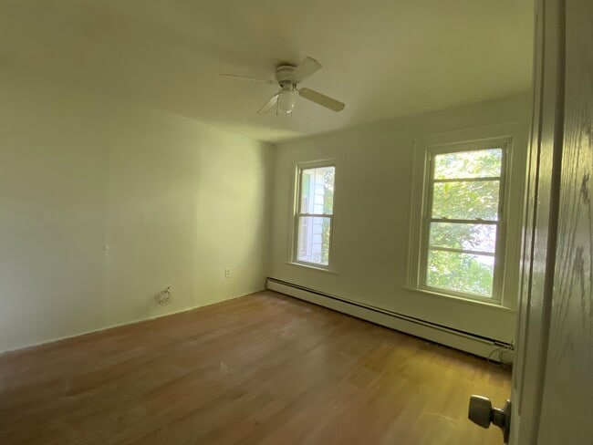 Building Photo - 124 Wall St