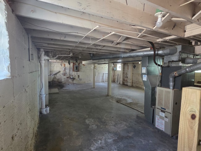Building Photo - 1733 Adelaide Blvd