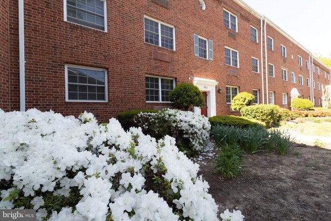 Building Photo - 1612 W Abingdon Dr