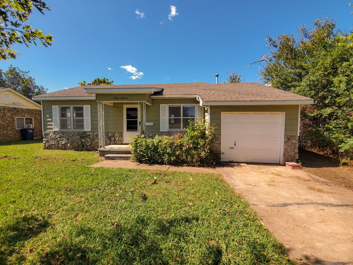 Primary Photo - 2 Bedroom 1 Bath Home in Shawnee