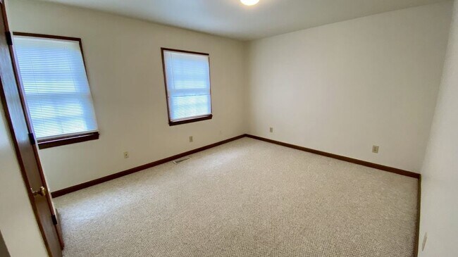 Building Photo - 2 Bed / 1.5 Bath Townhouse Available Now