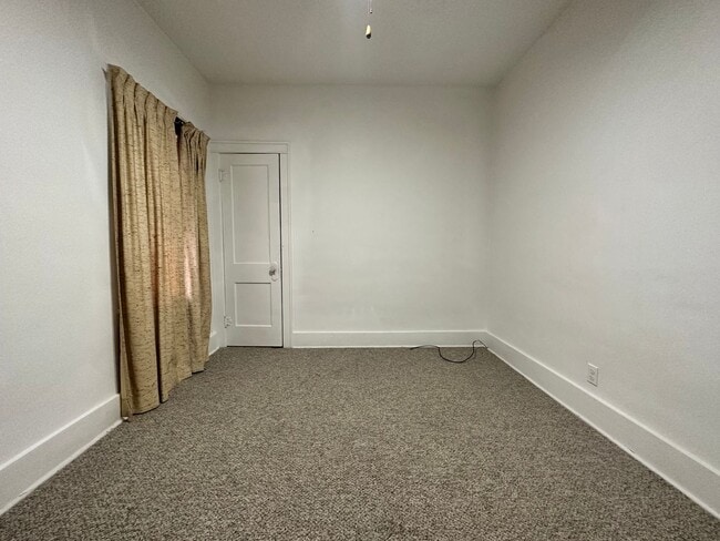 Building Photo - Two Bedroom Two Bathroom Available in Battle Creek