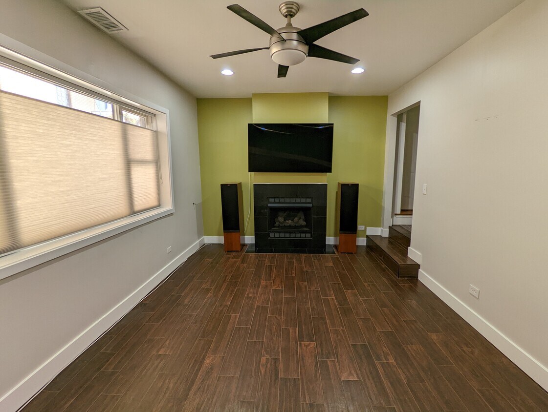 Foto principal - 3012 W Addison St