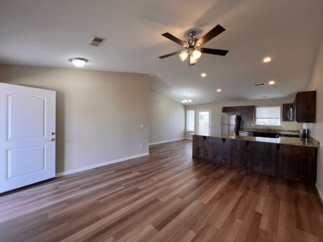 Foto del edificio - Newer 4 Bedroom 2 Bathroom Fallon Home
