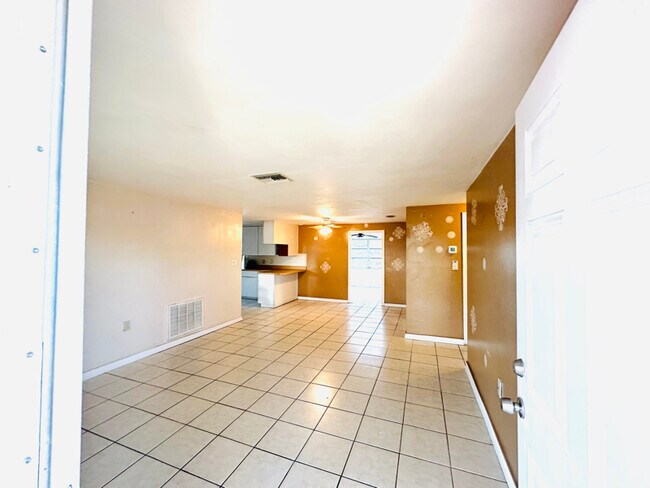 Building Photo - 3545 Holiday Lake Dr