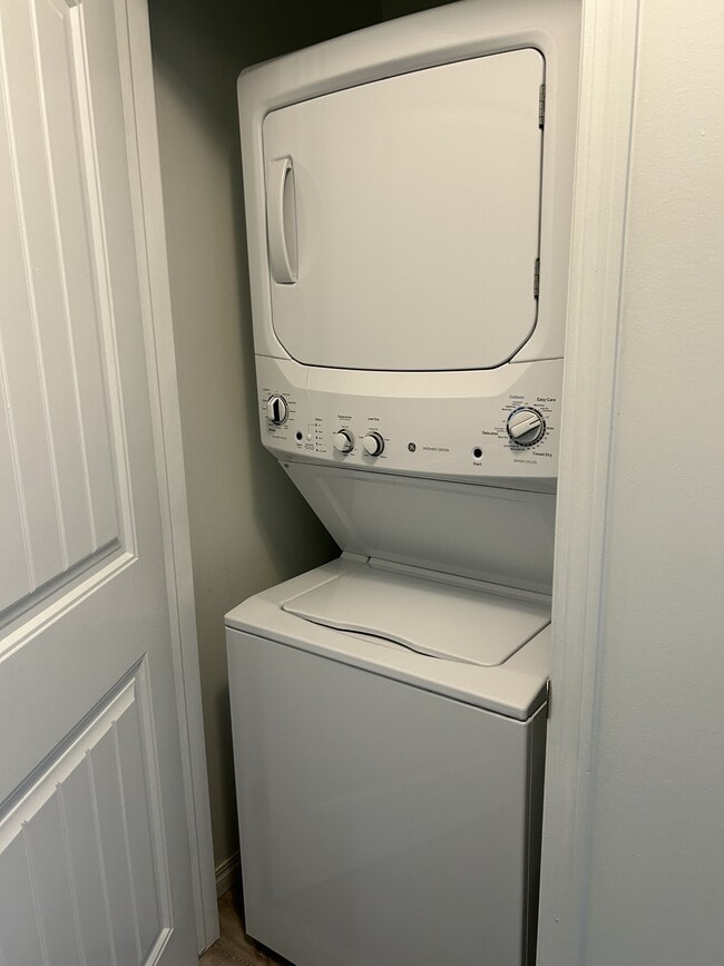 Building Photo - 11425-11467 67 St NW