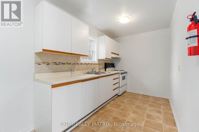 Building Photo - 2039-2039 44