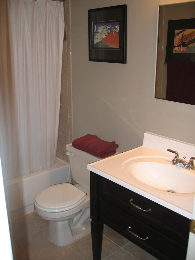 Building Photo - 715 Barnes St NE