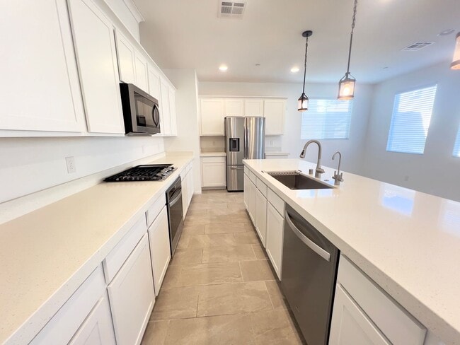 Building Photo - 3 bedroom, 2.5 bathroom home located in Skye Canyon!