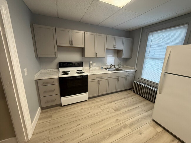 Building Photo - 762 Main St