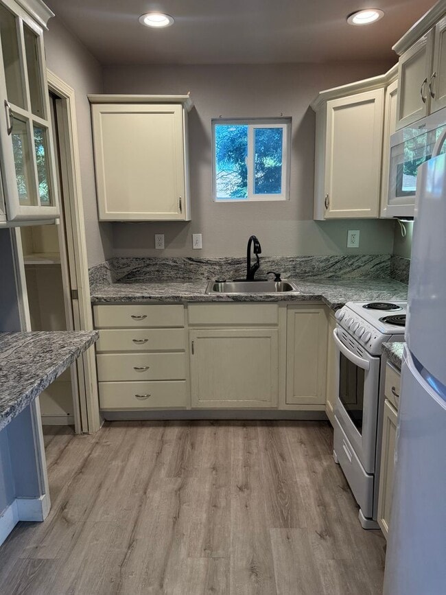 Foto del edificio - Beautiful single family home in peaceful Granite Bay, huge yard and upgrades!!