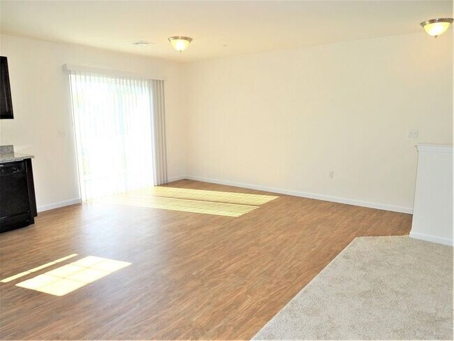 Foto del edificio - Bright & Sunny 2nd Floor, 3 Bedroom Apartment
