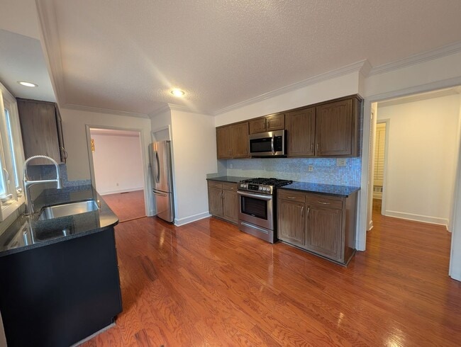 Building Photo - Charming 4 bedroom, 2.5 bath home located in the Raintree Community!