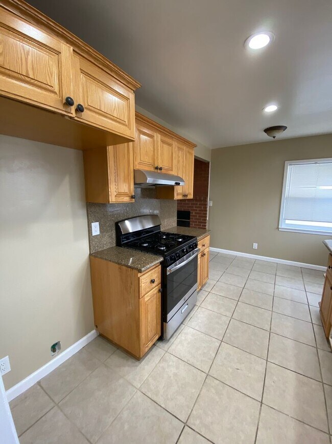 Foto del edificio - Single story 3 bed, 2 bath home with yard.
