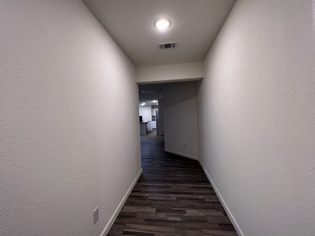 Foto del edificio - 4 BR NEW with  Huge front and rear fenced ...