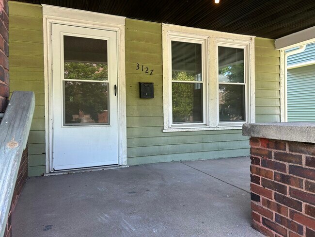 Foto del edificio - 3127 N Kenwood Ave