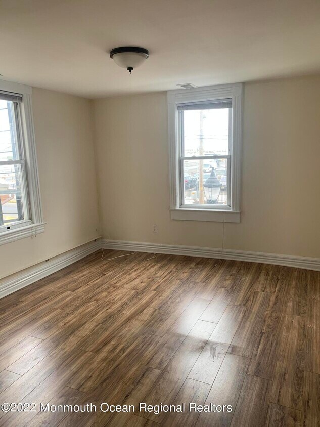 Primary Photo - 1072 N Ocean Ave