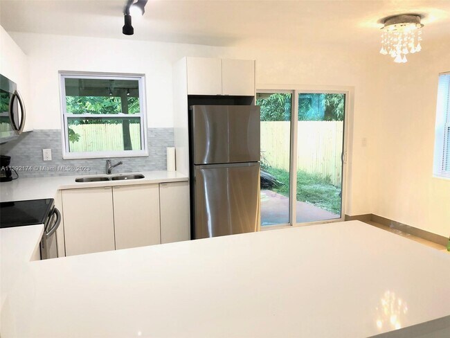 Foto del edificio - 2465 NE 183rd St