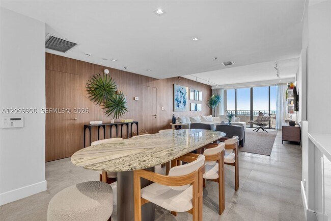 Foto del edificio - 251 Crandon Blvd