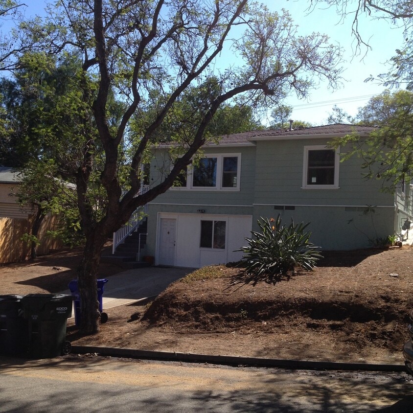 Primary Photo - Beautiful 2bd/1ba Upstairs Duplex with a H...