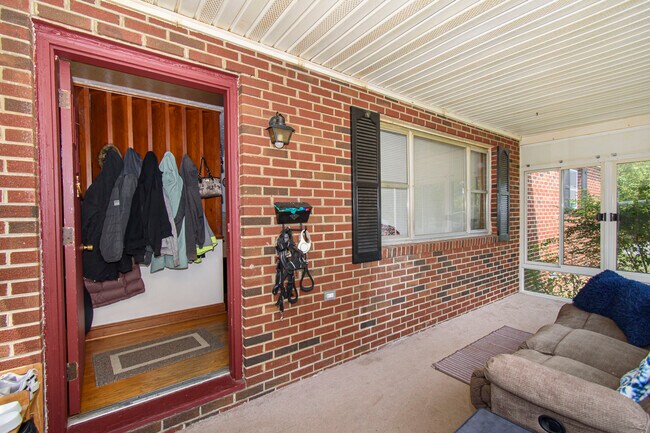 Building Photo - 206 Broce Dr