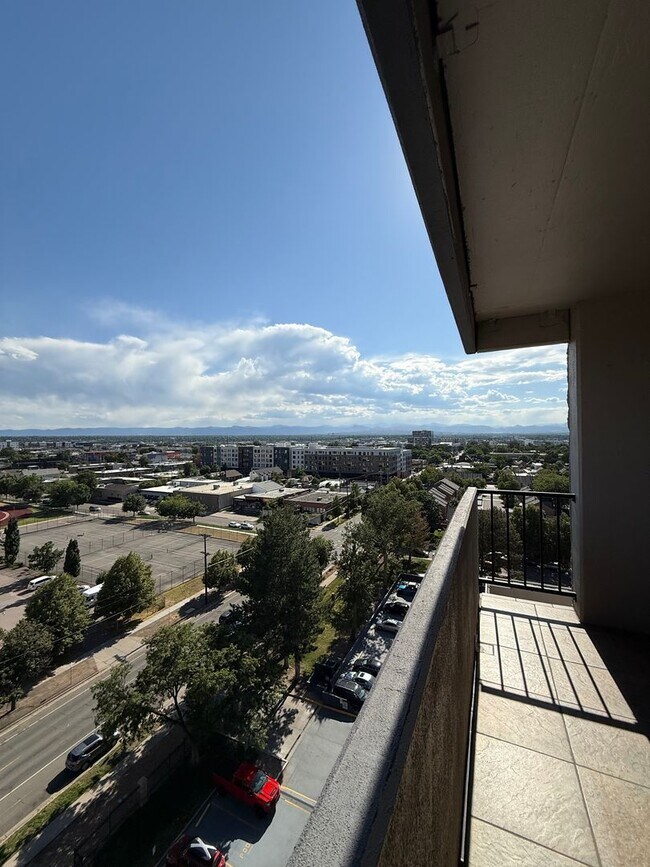 Foto del edificio - Spacious 1bd/1ba TOP FLOOR CONDO! Availabl...
