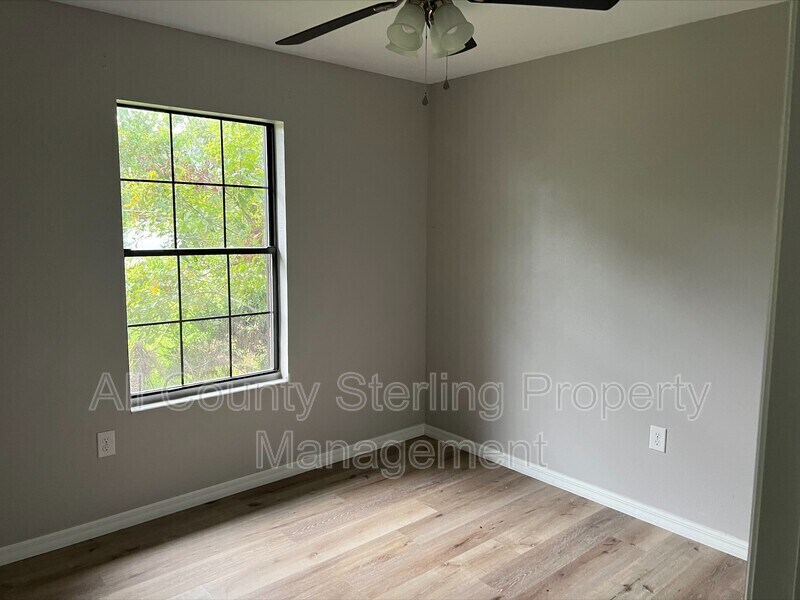Building Photo - 1780 SW Leslie Glen