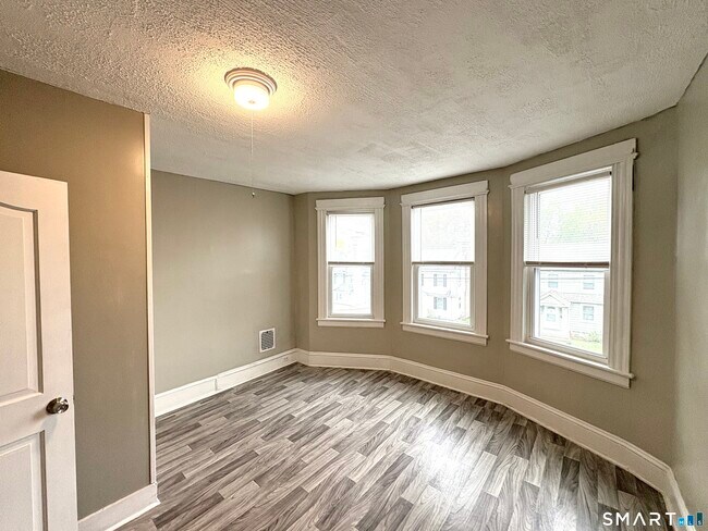 Building Photo - 208 Fairview Ave