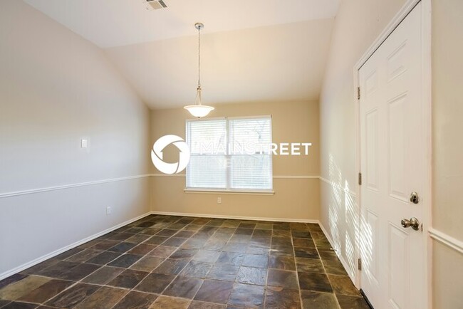Foto del edificio - 3 Bedroom Pet-Friendly Home in Moore, OK with Main Street Renewal